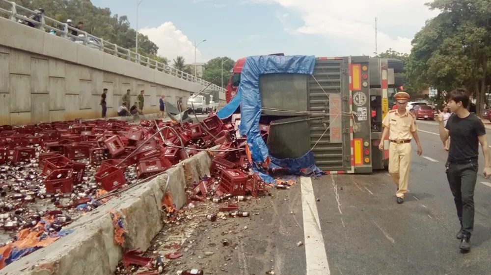 Tai nạn giao thông, hàng ngàn chai bia đổ ra đường ảnh 1
