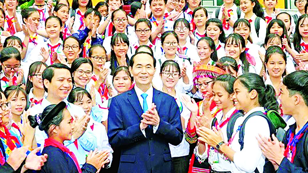 Chủ tịch nước Trần Đại Quang chụp ảnh lưu niệm với các đại biểu  chỉ huy  Đội giỏi 2018