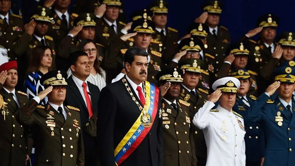 Vụ nổ ám sát xảy ra khi Tổng thống Venezuela Nicolas Maduro (giữa) đang phát biểu. Ảnh: AFP/TTXVN