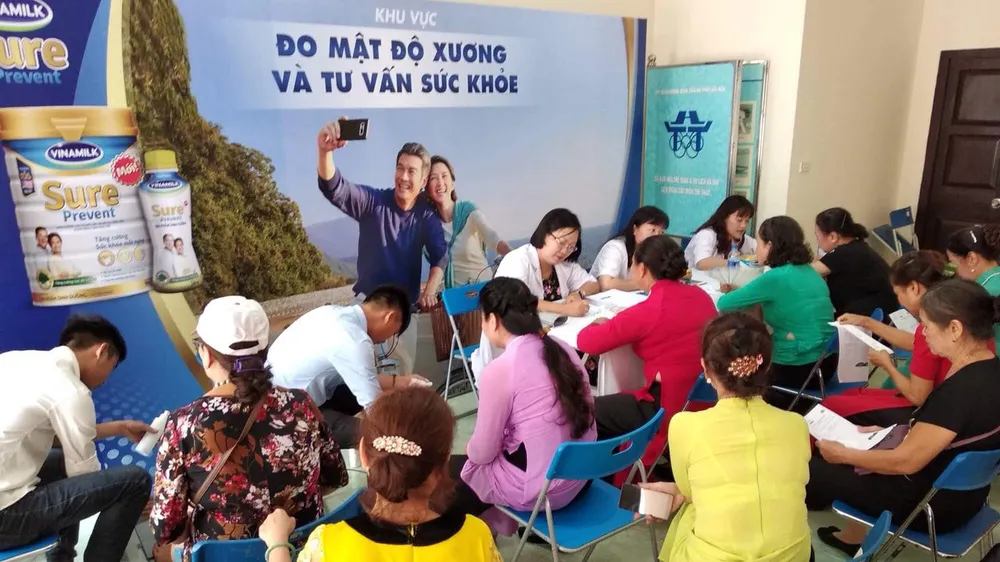 Các Bác sĩ Trung tâm dinh dưỡng Vinamilk tư vấn sức khỏe và dinh dưỡng cho người cao tuổi tham gia chương trình