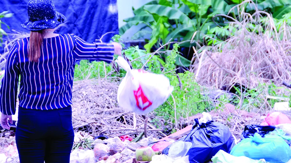 Nhiều nơi biến thành bãi rác tự phát. Ảnh: THÀNH TRÍ