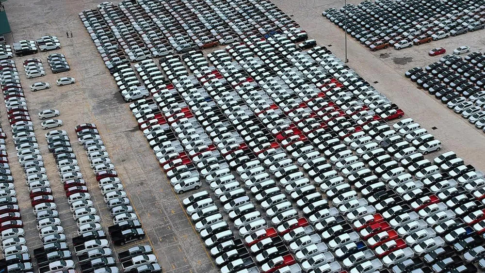 Ô tô tại một kho bãi chuẩn bị cung ứng cho khách hàng ở TPHCM.  Ảnh: THÀNH TRÍ