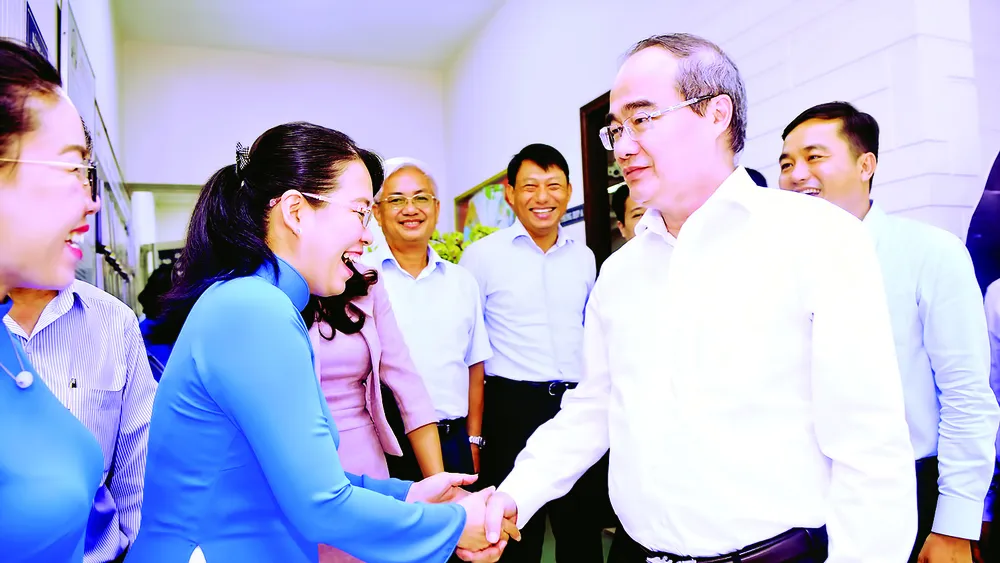 Bí thư Thành ủy TPHCM Nguyễn Thiện Nhân trao đổi với cán bộ Sở Du lịch TPHCM. Ảnh: Cao Thăng 