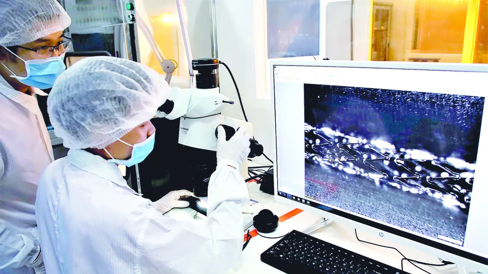 Các kỹ sư nhà máy  USM Healthcare  đang chế tạo  “stent made in Việt Nam”.  Ảnh: HOÀNG HÙNG