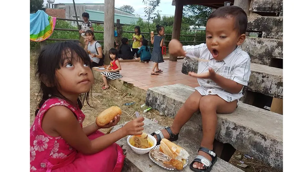 Y Mơn (phải) đang thưởng thức món cà-ri trong bữa tiệc Trung thu