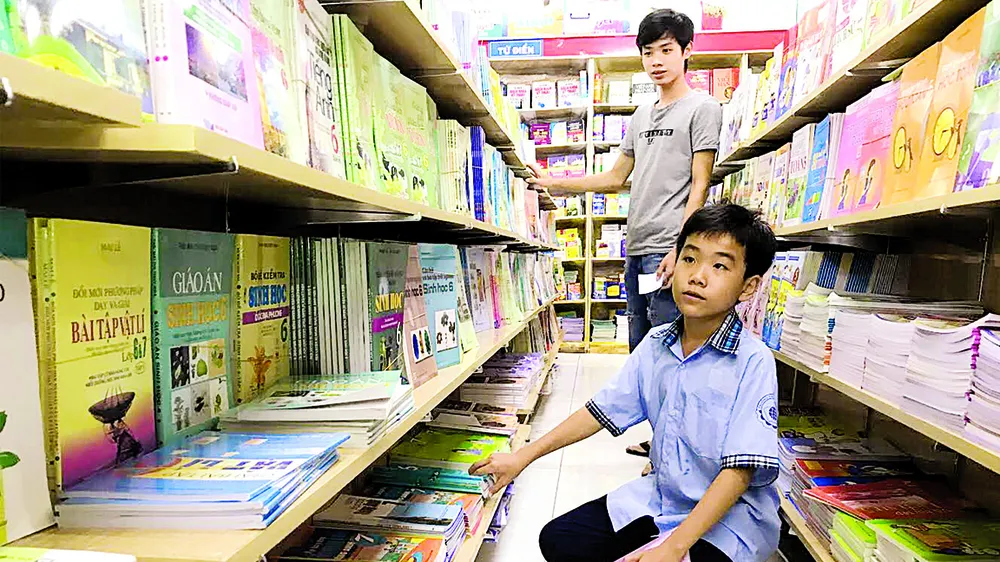 Học sinh vất vả tìm sách giáo khoa phù hợp khi mỗi môn  có quá  nhiều sách. Ảnh:  Hoàng Hùng
