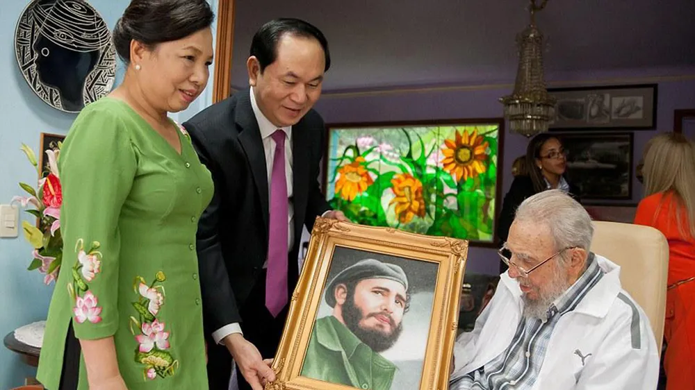 Chủ tịch nước Trần Đại Quang cùng phu nhân tặng lãnh tụ Fidel bức chân dung bằng đá quý
