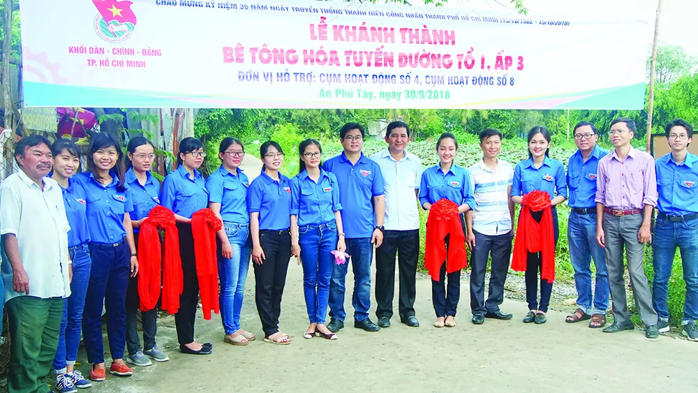 Khánh thành tuyến đường bê tông nông thôn thứ 11