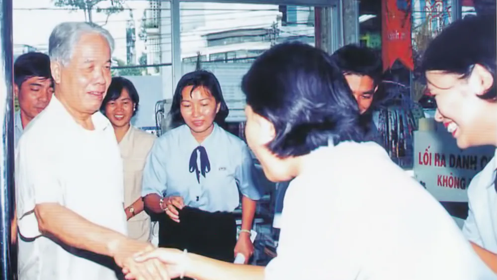 Đồng chí Đỗ Mười đến thăm siêu thị Co.op Mart Cống Quỳnh năm 2000         Ảnh: T.L