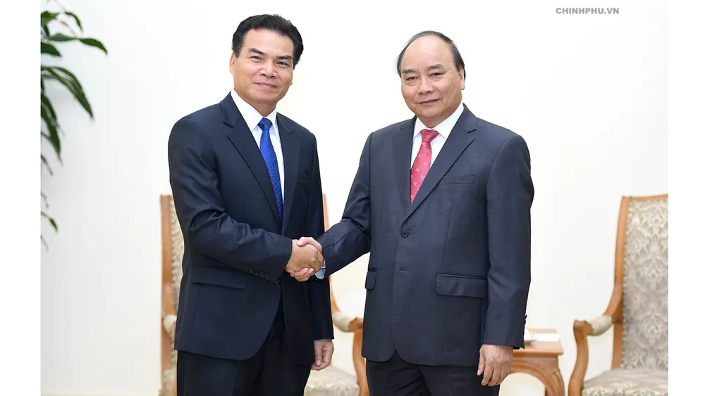 Thủ tướng Nguyễn Xuân Phúc tiếp Bộ trưởng, Chủ nhiệm Văn phòng Phủ Thủ tướng Lào Phet Phomphiphak. Ảnh: VGP/Quang Hiếu