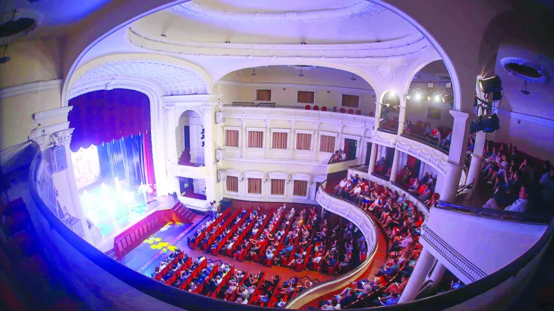 Long đong nhà hát không nhà ảnh 1