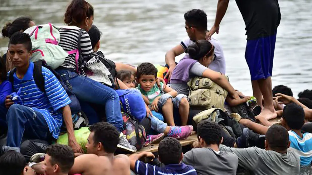 Dòng người liều lĩnh vượt sông Suchiate, nằm giữa Mexico và Guatemala
