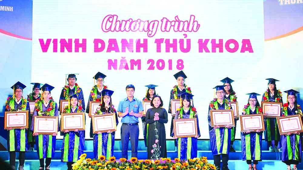 Đồng chí Thân Thị Thư, Ủy viên Ban Thường vụ, Trưởng ban Tuyên giáo Thành ủy TPHCM, chúc mừng các tân thủ khoa năm 2018