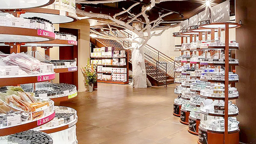 Nguyên liệu làm mỹ phẩm tự chế được bày bán tại một cửa hàng