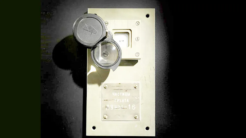 3 mẫu đá từ Mặt trăng giá 855.000 USD