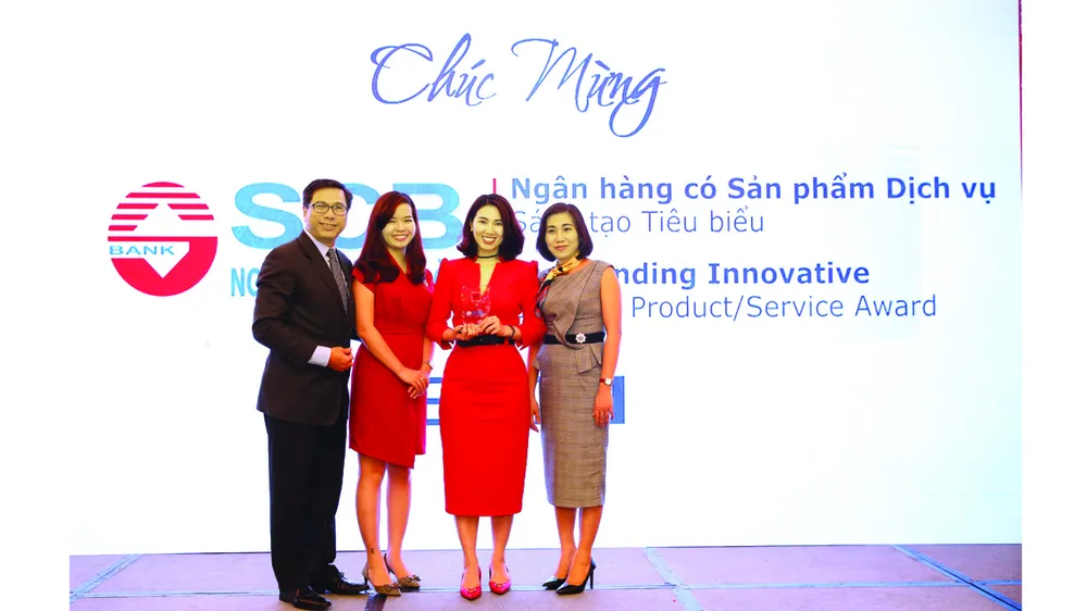 Bà Trần Thị Minh Thảo - Phó Giám đốc Khối Ngân hàng Bán lẻ (thứ hai từ phải sang)  đại diện SCB nhận giải thưởng từ Ban tổ chức IDG