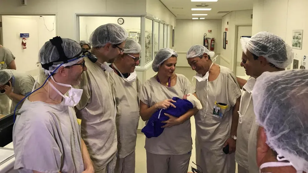 Bệnh viện Đại học Sao Paulo của Brazil ngày 4-12-2018 công bố ảnh các bác sĩ cùng em bé đầu tiên ra đời qua ghép tử cung từ người hiến đã chết, chụp ngày 15-12-2017