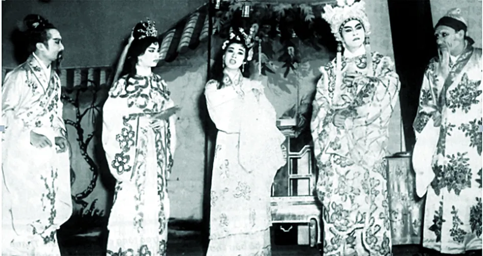 Thanh Nga (giữa) và Hữu Phước trong một vở cải lương của đoàn  Thanh Minh - Thanh Nga