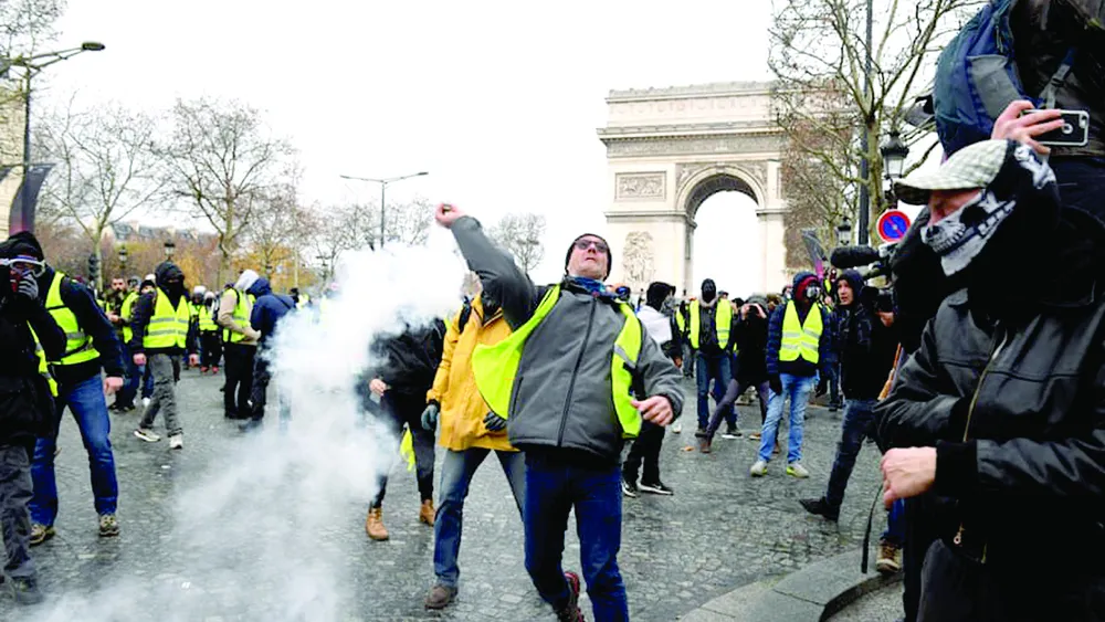 Pháp: Hủy tăng thuế vẫn chưa yên 