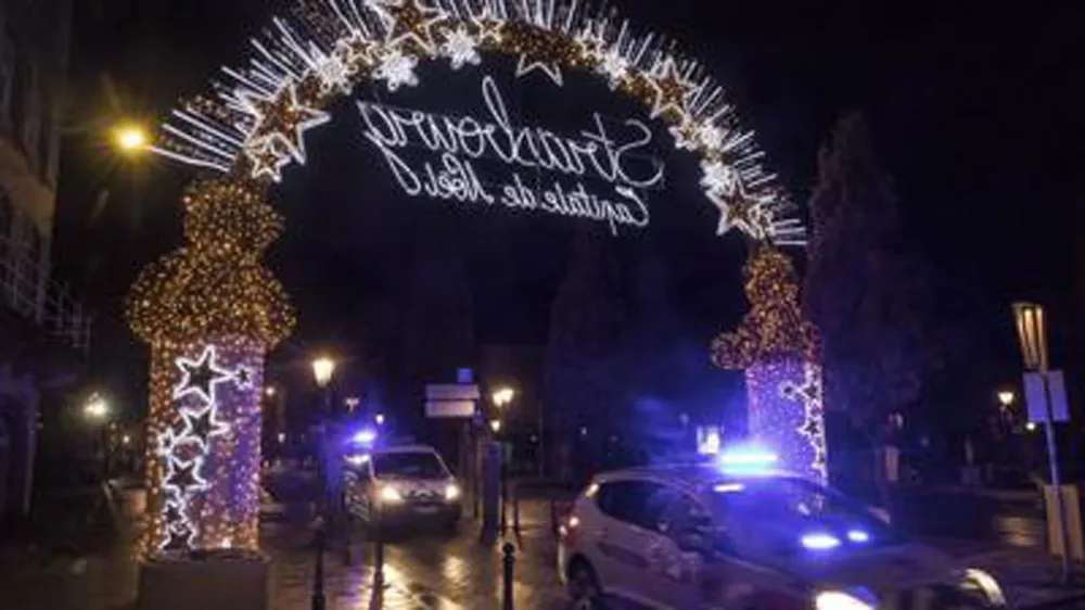Cảnh sát phong tỏa chợ Giáng sinh Strasbourg ở Pháp sau vụ tấn công ngày 11-12-2018. AP