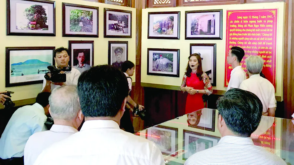 Đại biểu tham quan Đền thờ 10 anh hùng liệt sĩ khởi nghĩa Hòn Khoai