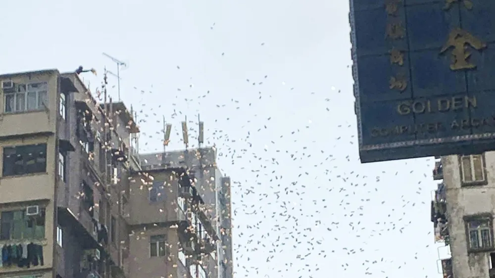 Hình ảnh trong một video trên Facebook cho thấy tiền giấy được thả xuống từ một tòa nhà trên đường Fuk Wa ở Sham Shui Po, Hong Kong (Trung Quốc), ngày 15-12-2018