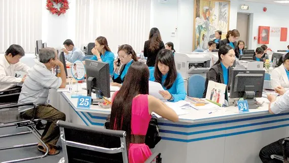 Khách hàng giao dịch tại một ngân hàng ở TPHCM. Ảnh: THANH TRÍ