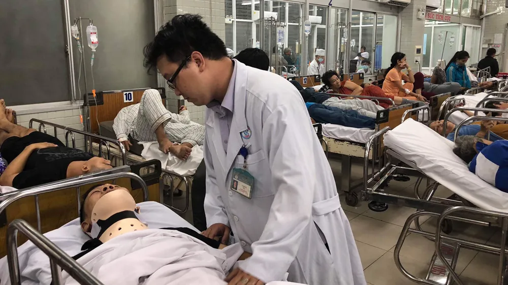 Các bác sĩ tích cực chăm sóc các nạn nhân