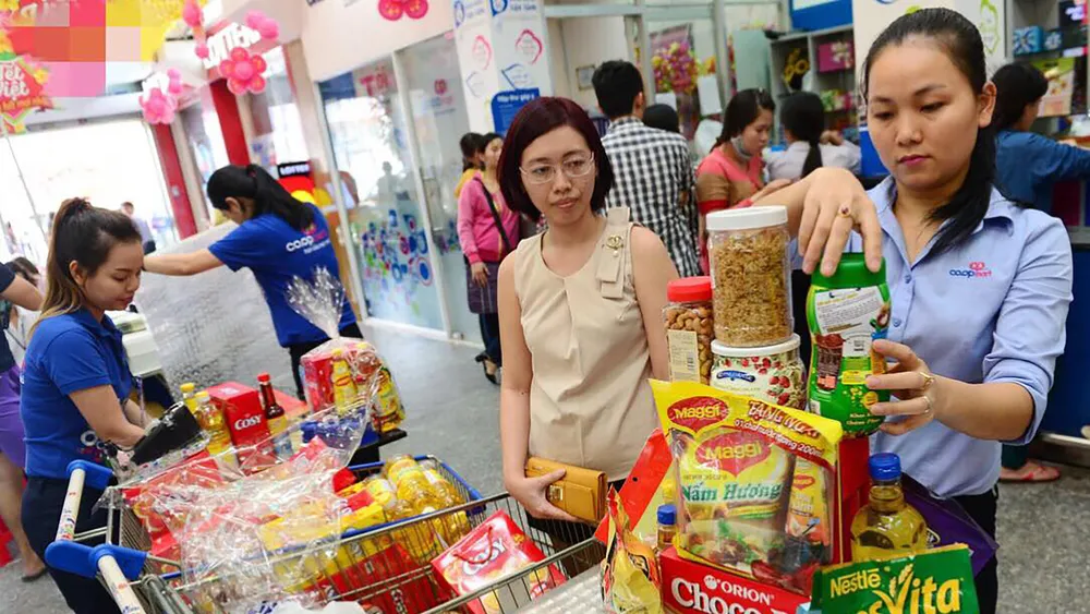 Nhiều siêu thị và điểm bán hàng sẵn sàng gói quà theo yêu cầu của khách hàng