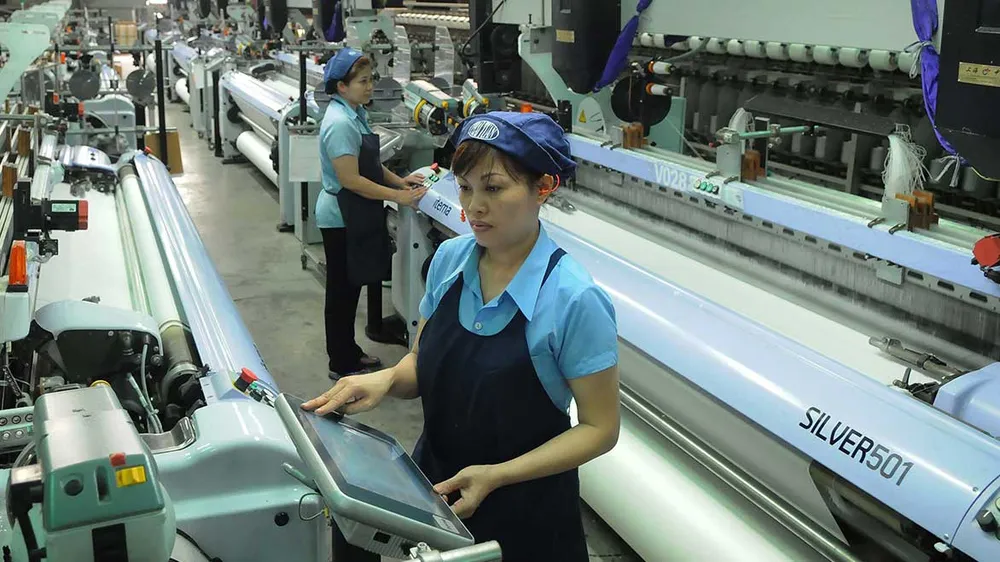      Dệt xuất khẩu tại một đơn vị trong nước. Ảnh: CAO THĂNG