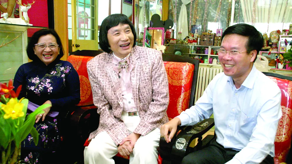 Ủy viên Bộ Chính trị, Trưởng ban Tuyên giáo Trung ương Võ Văn Thưởng thăm và chúc tết NSƯT Minh Vương