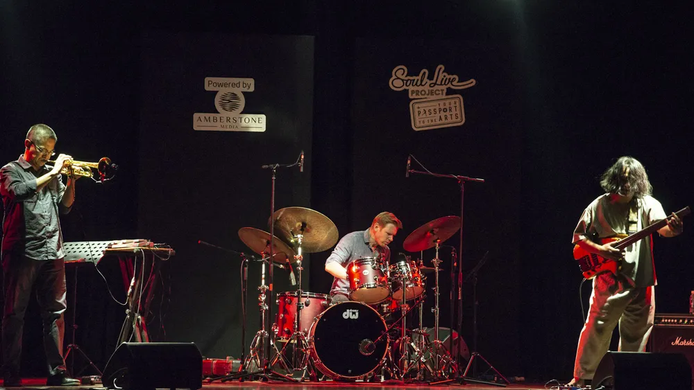                           Nghệ sĩ Cường Vũ (trái) trong đêm diễn tại TPHCM.  Ảnh: SLP