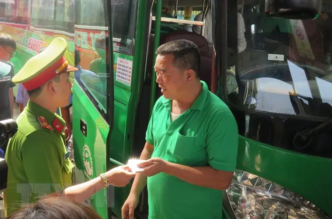 Công an kiểm tra tài xế ở Bến xe Miền Đông. Ảnh: Hoàng Hải/TTXVN