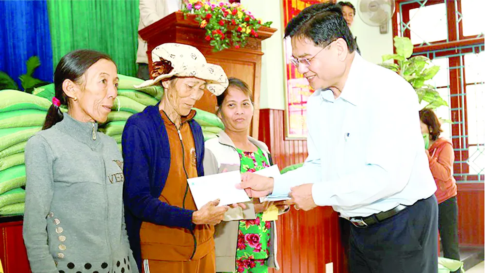 Đại diện Công ty CP Tập đoàn Xây dựng Hòa Bình - Ông Nguyễn Hữu Hiền - Giám đốc đối ngoại, Trợ lý Chủ tịch HĐQT tặng quà cho bà con