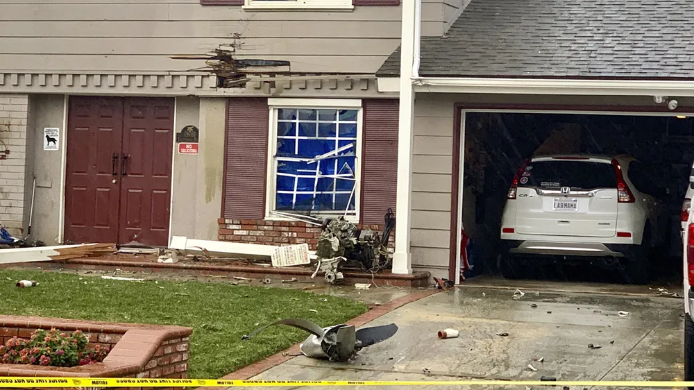 Máy bay vỡ đâm xuống nhà dân ở Mỹ, 5 người chết ảnh 2