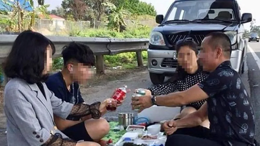 Tài xế “mở tiệc” trên cao tốc bị tước giấy phép lái xe 2 tháng