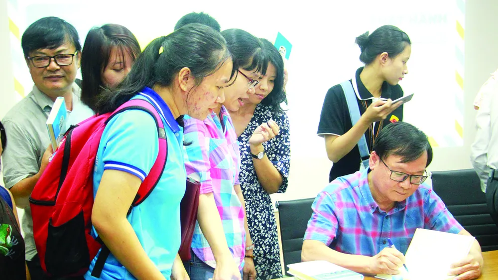 Nhà văn Nguyễn  Nhật Ánh  ký tên lên sách tặng độc giả trẻ - đối tượng tiềm năng của ngành xuất bản  hiện nay