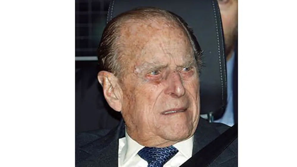 Phu quân Nữ hoàng Anh từ bỏ giấy phép lái xe