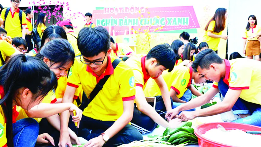 Các bạn trẻ tình nguyện chung tay gói bánh chưng xanh tặng các gia đình khó khăn