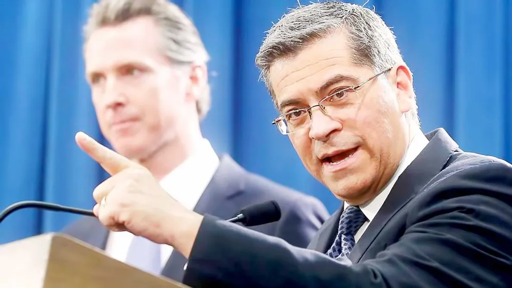 Tổng Chưởng lý bang California Xavier Becerra tuyên bố bang này sẽ kiện Tổng thống Donald Trump.  Ảnh: AP