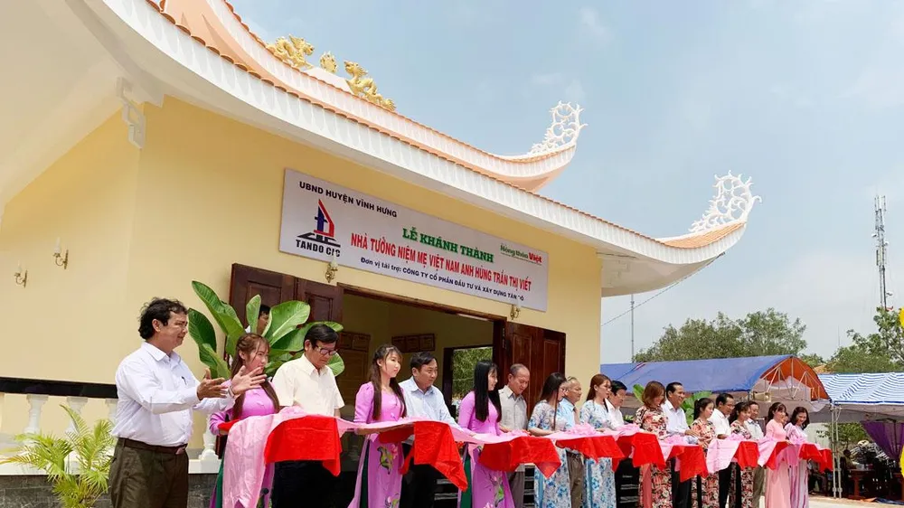 Nghi thức cắt băng khánh thành Nhà tưởng niệm Mẹ VNAH Trần Thị Viết