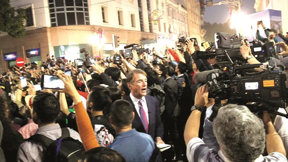 Phóng viên hãng truyền hình NBC News (Mỹ) tường thuật trực tiếp trên phố Ngô Quyền.  Ảnh: TTXVN