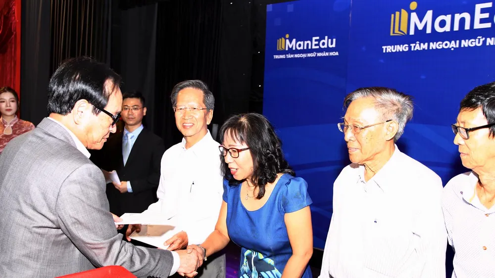 Đại diện Tập đoàn Vạn Thịnh Phát tặng BHYT cho 136 giáo viên Hoa văn ở TPHCM