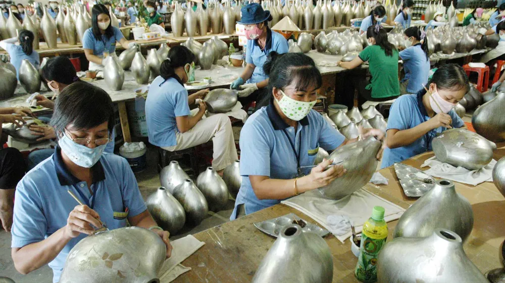 Sản xuất sử dụng nhiều lao động tại một doanh nghiệp FDI. Ảnh: THÀNH TRÍ