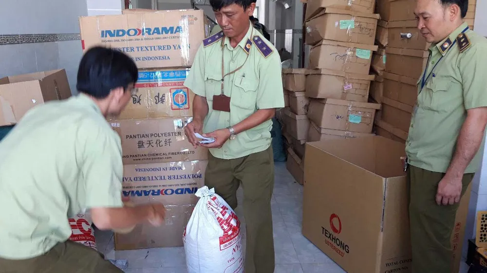 Lực lượng QLTT kiểm tra một cửa hàng kinh doanh  trên địa bàn TPHCM