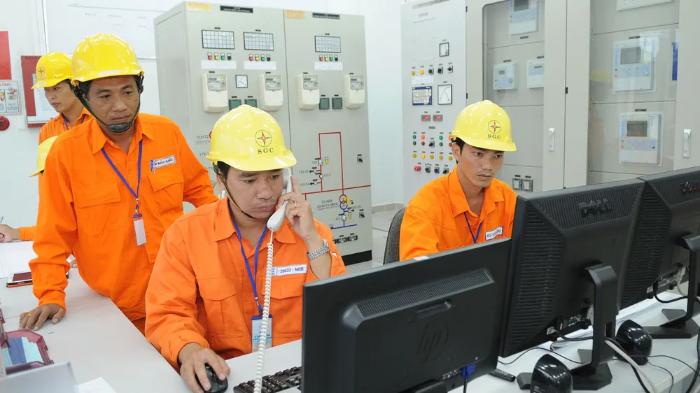 Vận hành trạm biến áp bảo đảm cung ứng điện cho người dân.  Ảnh: CAO THĂNG