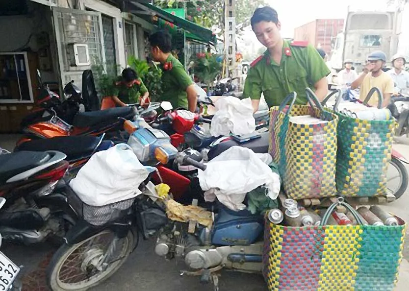 Lực lượng Cảnh sát PCCC, Công an quận 7, truy bắt đối tượng  vận chuyển bình gas mi ni không nguồn gốc