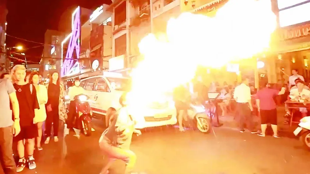 Biểu diễn xiếc lửa tại phố Bùi Viện (quận 1, TPHCM)