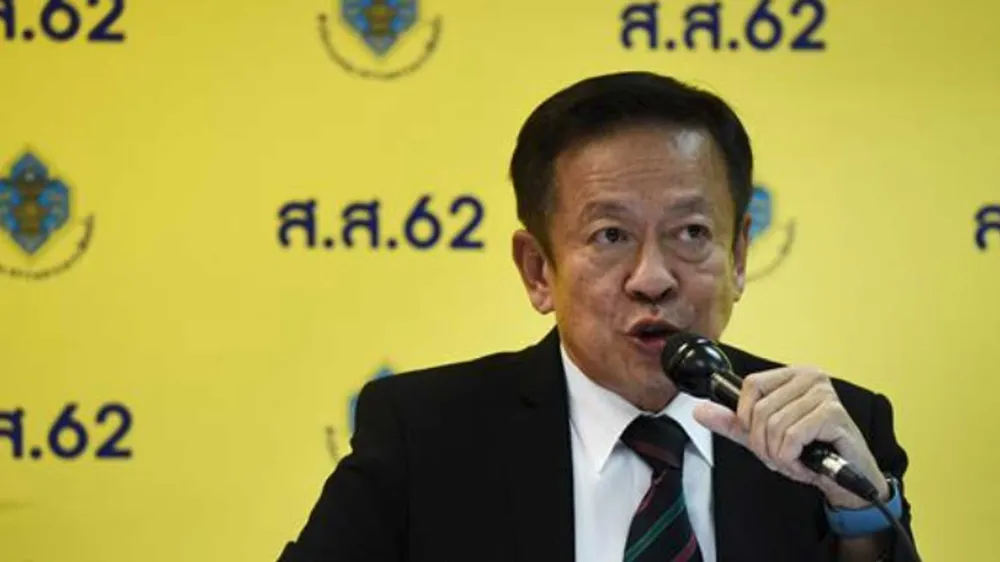 Tổng thư ký  Ủy ban Bầu cử (EC) Thái Lan Jarungvith Phumma công bố kết quả sơ bộ. Ảnh: AFP/TTXVN