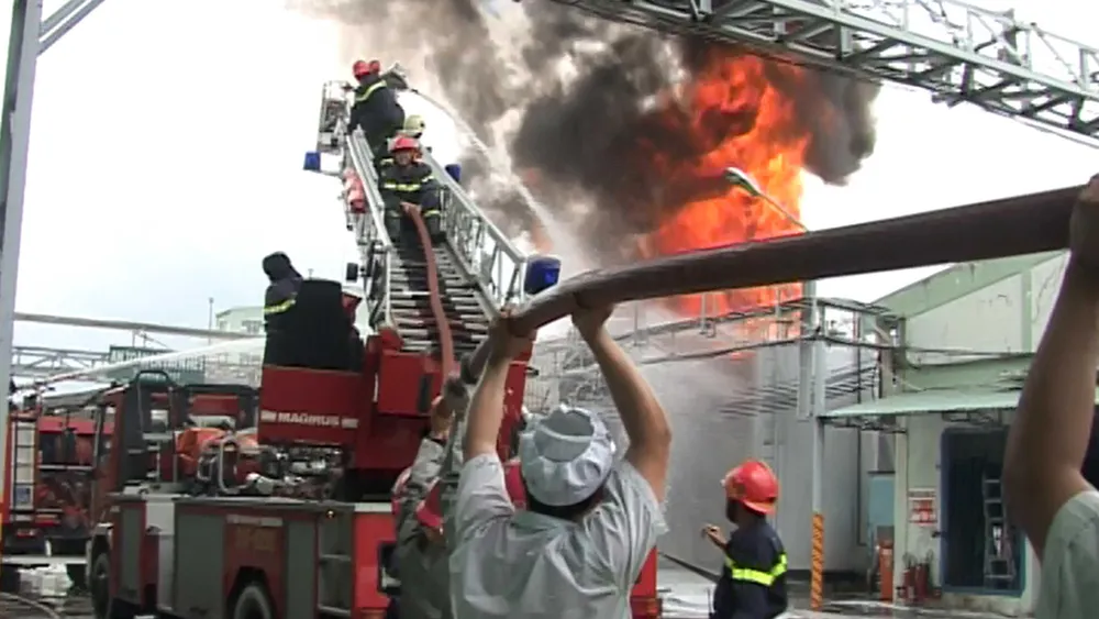 Triển khai nhân sự và phương tiện đến hiện trường xử lý một vụ cháy tại TPHCM